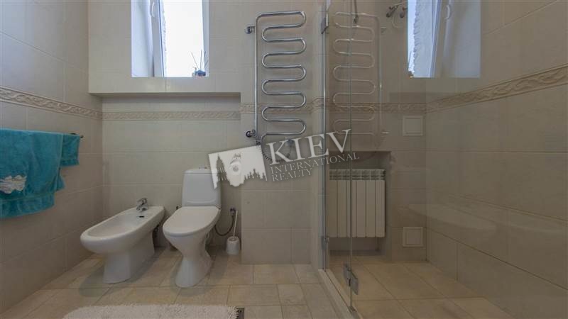st. Zankovetskoy 6 Master Bedroom 1 Double Bed, Living Room Flatscreen TV, Fold-out Sofa Set